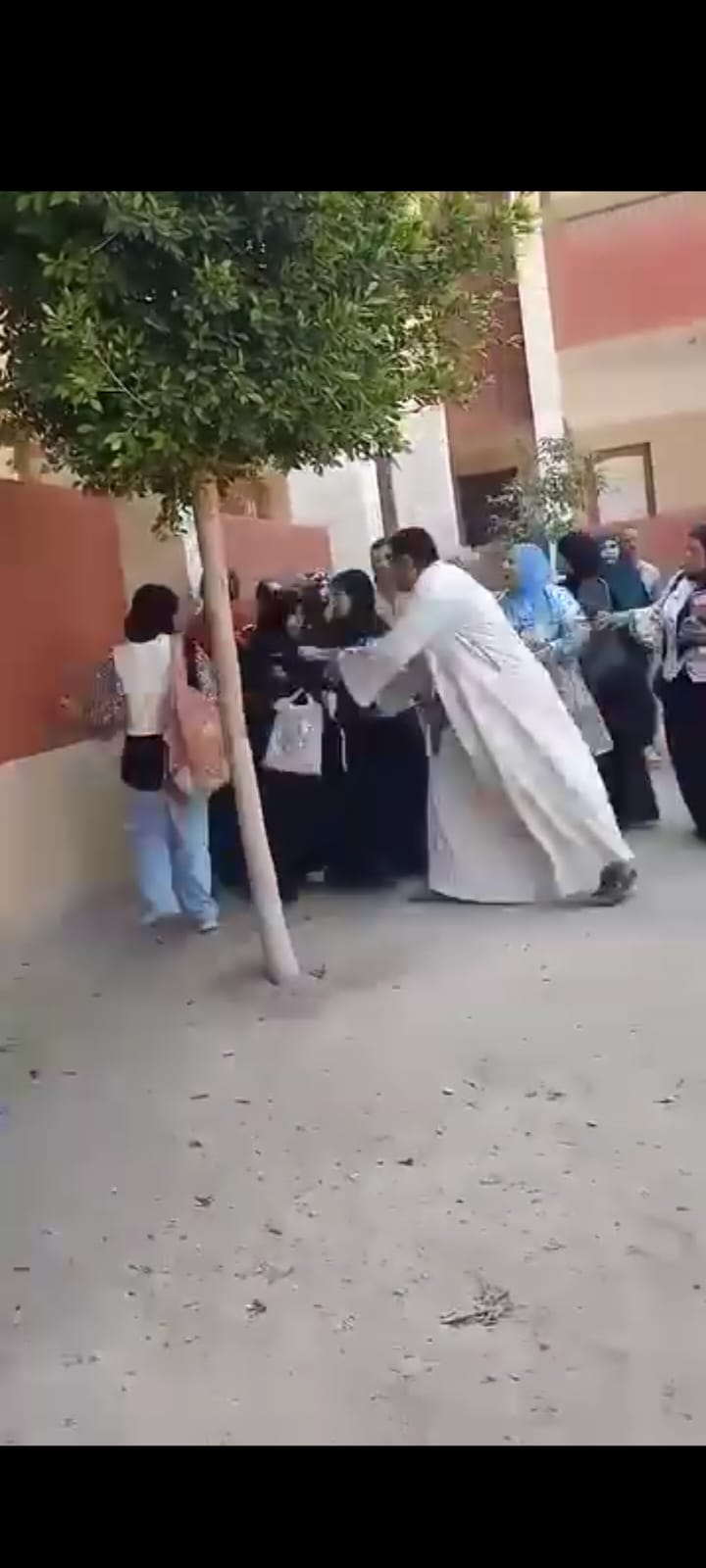 حقيقة فيديو الاعتداء على معلمة بعد رفضها تسهيل الغ حقيقة فيديو الاعتداء على معلمة بعد رفضها تسهيل الغ
